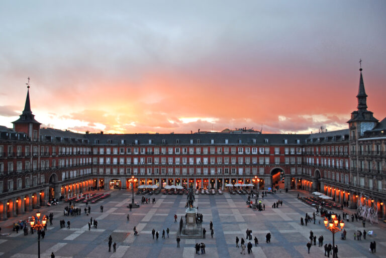 ¿Qué rey construyó la Plaza Mayor de Madrid?